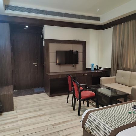 Hotel Sanjay Galaxy,Kanpur Buitenkant foto