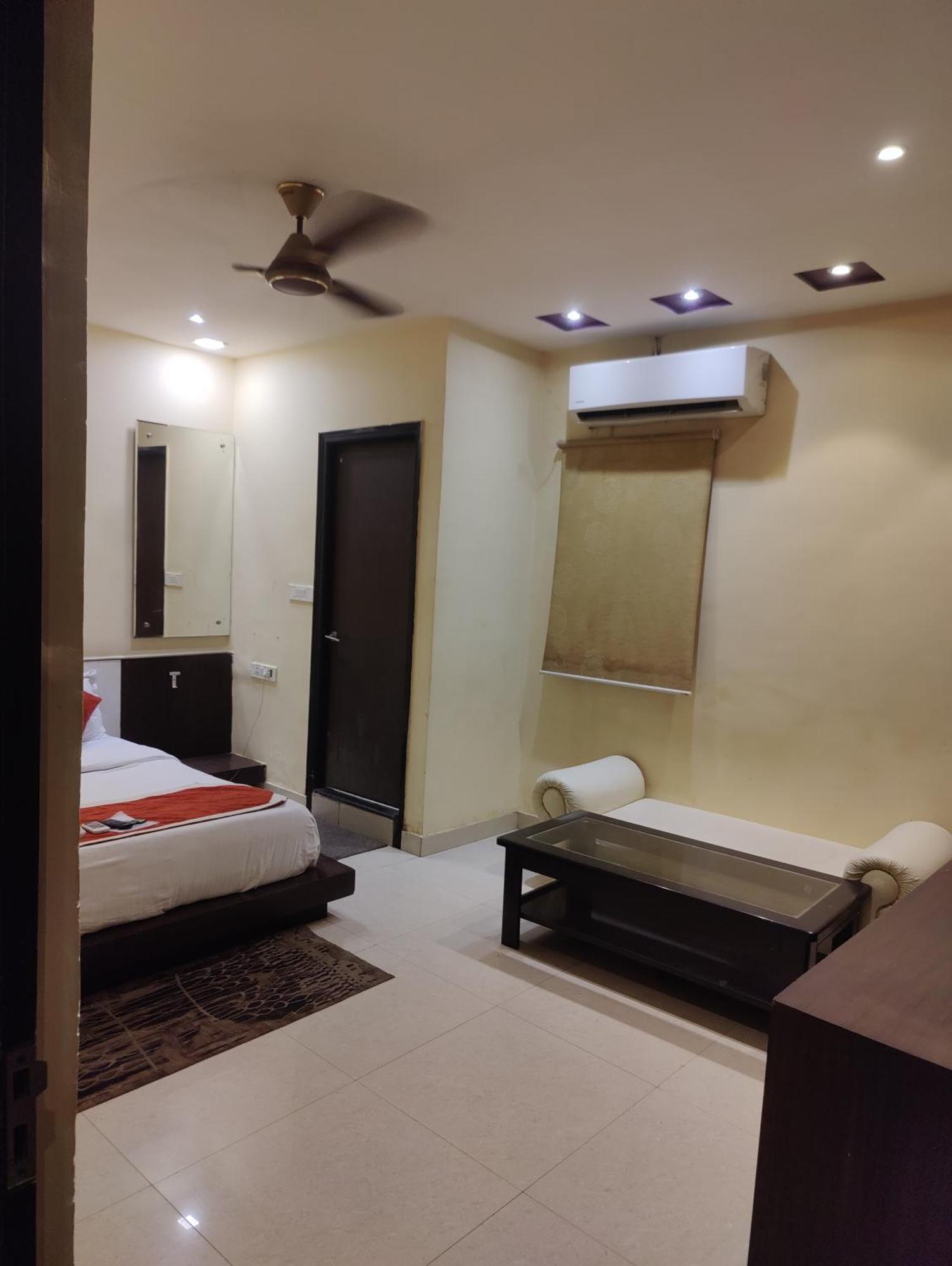 Hotel Sanjay Galaxy,Kanpur Buitenkant foto