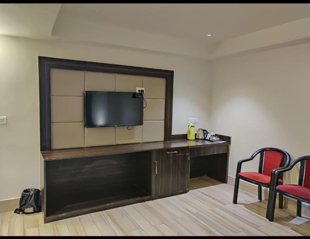 Hotel Sanjay Galaxy,Kanpur Buitenkant foto